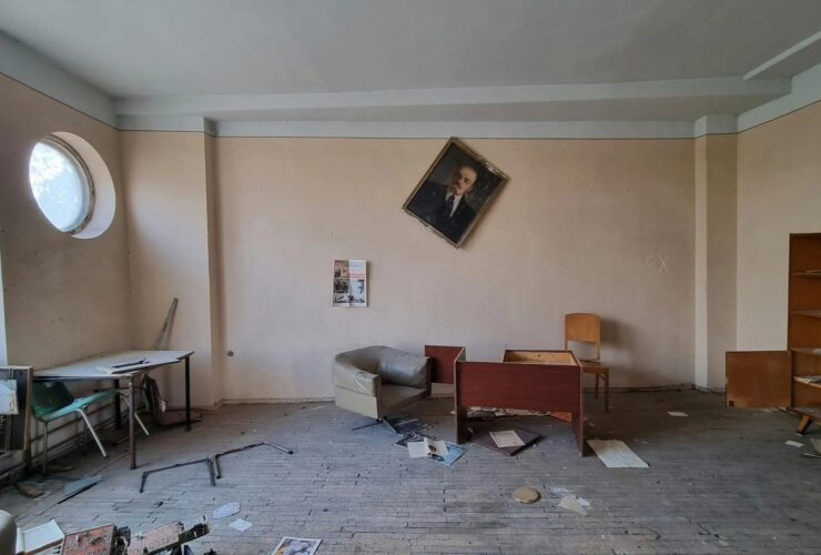 Qué hacer si un okupa causa daños en tu propiedad - Serviokupas vivienda dañada por okupas